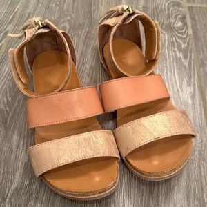 Girls Ugg size 3 youth gladiator brown gold sandals fall dress casual zip back